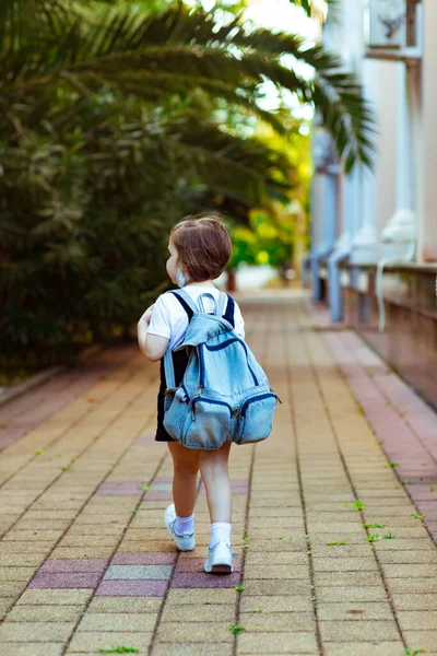 Ein Kleines Mädchen Eine Schülerin Geht Mit Einem Jeansrucksack Die — Stockfoto