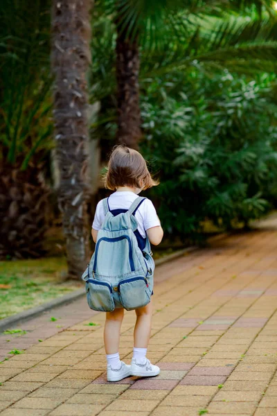 Uma Menina Uma Estudante Vai Para Escola Com Uma Mochila — Fotografia de Stock