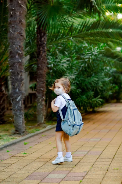 Una Bambina Una Studentessa Scuola Con Uno Zaino Denim Vista — Foto Stock