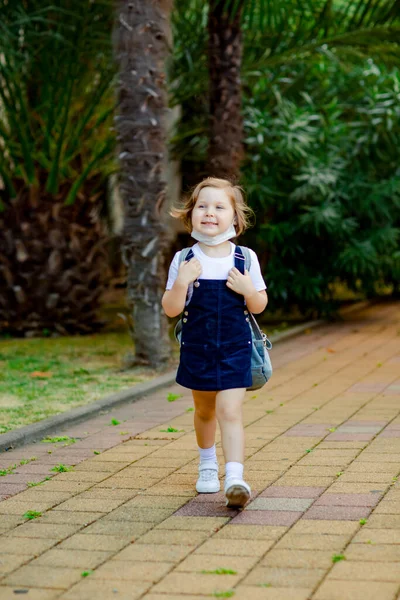 Una Niña Una Colegiala Escuela Parque Con Una Mochila Mezclilla — Foto de Stock