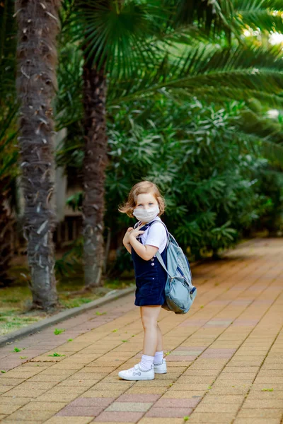 Маленька Дівчинка Школярка Ходить Школи Парку Джинсовим Рюкзаком Медичній Масці — стокове фото