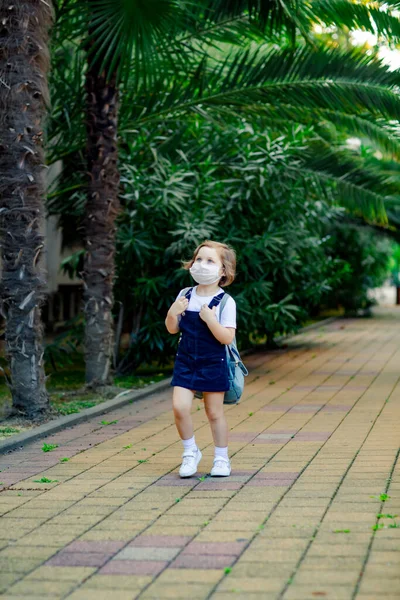 Una Niña Una Colegiala Escuela Parque Con Una Mochila Mezclilla — Foto de Stock