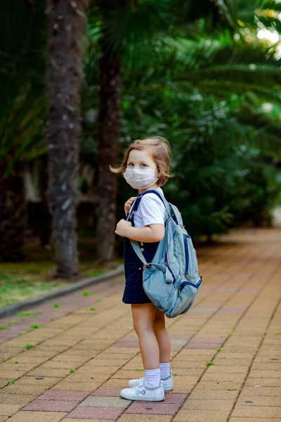 Uma Menina Uma Estudante Vai Para Escola Parque Com Uma — Fotografia de Stock