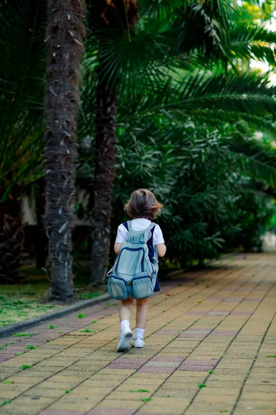 Une Petite Fille Une Écolière École Dans Parc Avec Sac — Photo