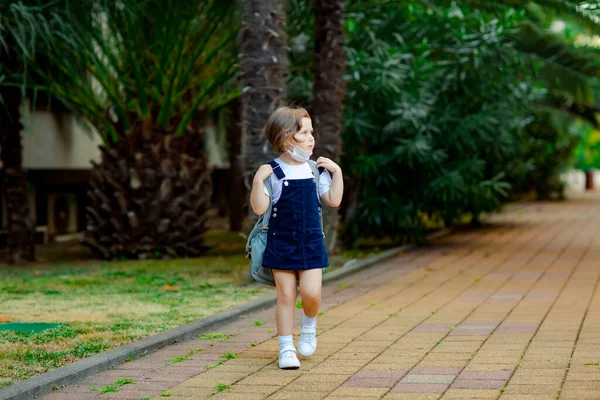 Ein Kleines Mädchen Eine Schülerin Geht Park Mit Einem Jeansrucksack — Stockfoto