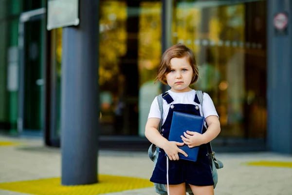 Uma Menina Branca Bonita Uma Estudante Está Perto Escola Com — Fotografia de Stock