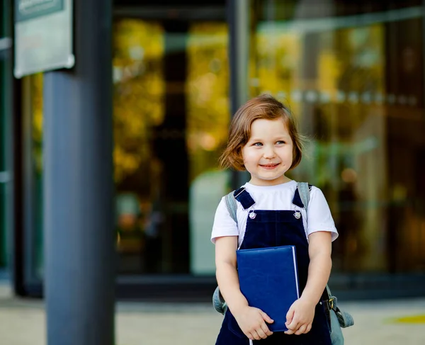 Vacker Vit Flicka Skolflicka Står Nära Skolan Med Ryggsäck Och — Stockfoto