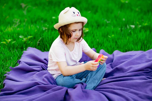 Ein Schönes Mädchen Mit Hellem Hut Das Einem Sommertag Mit — Stockfoto