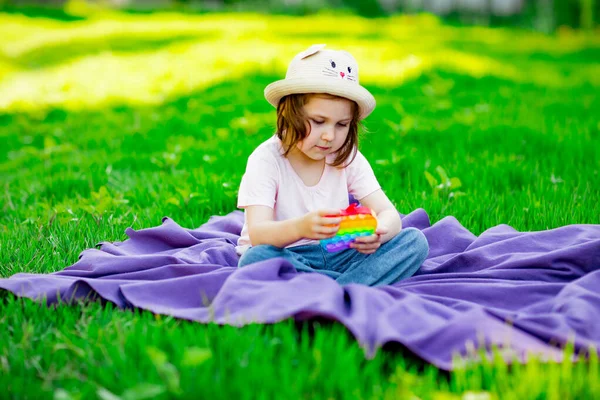 Krásná Dívka Lehkém Klobouku Hrající Hračkou Pití Zelené Trávě Parku — Stock fotografie