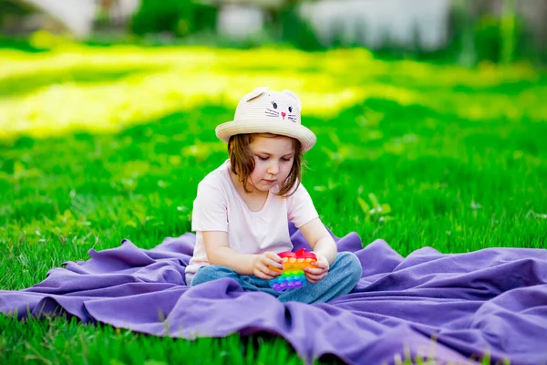 Ein Schönes Mädchen Mit Hellem Hut Das Einem Sommertag Mit — Stockfoto