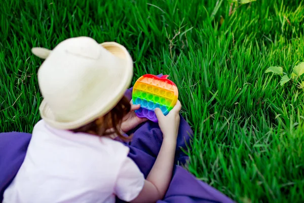 Красивая Девушка Легкой Шляпе Играющая Игрушкой Выпить Зеленой Траве Парке — стоковое фото