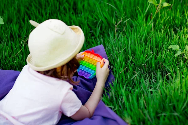 Красивая Девушка Легкой Шляпе Играющая Игрушкой Выпить Зеленой Траве Парке — стоковое фото