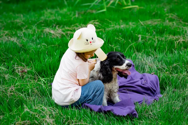 Uma Menina Pequena Bonita Chapéu Penteando Seu Cão Favorito Parque — Fotografia de Stock