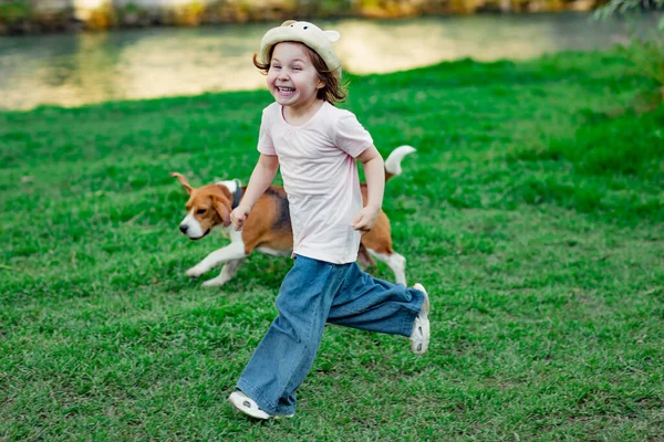 Une Belle Petite Fille Dans Chapeau Marchant Avec Jeune Chien — Photo