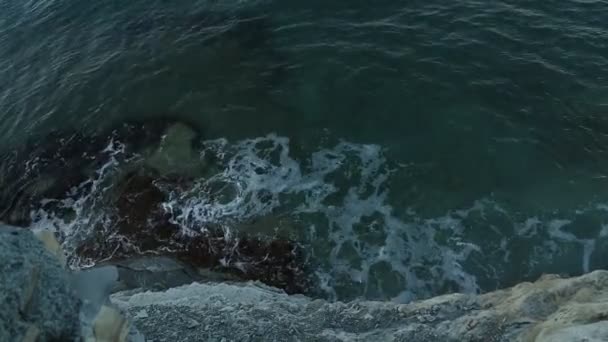 Mooie zwarte zee kust, met golven, in de buurt van een rots — Stockvideo