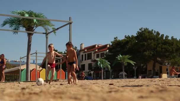 Gelendzhik Rússia 2020 Meninos Calções Banho Jogam Futebol Uma Praia — Vídeo de Stock