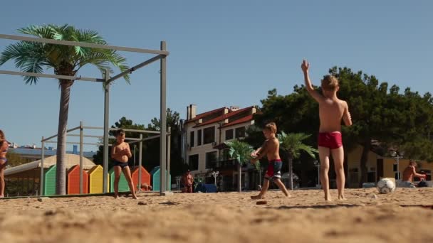 Gelendzhik Rússia 2020 Meninos Calções Banho Jogam Futebol Uma Praia — Vídeo de Stock