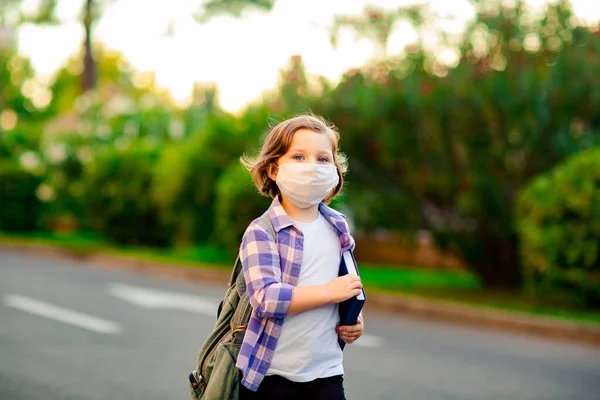 Ein Schulmädchen Steht Kariertem Hemd Und Medizinischer Maske Auf Der — Stockfoto