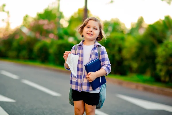 Skolflicka Står Vägen Rutig Skjorta Och Medicinsk Mask Med Skola — Stockfoto