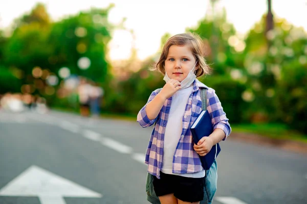 Een Schoolmeisje Staat Weg Een Geruit Shirt Een Medisch Masker — Stockfoto