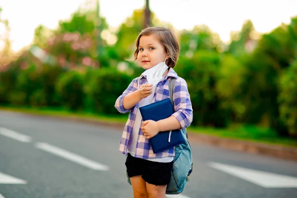 Школярка Стоїть Дорозі Плетеній Сорочці Медичній Масці Шкільним Джинсовим Рюкзаком Стокове Зображення