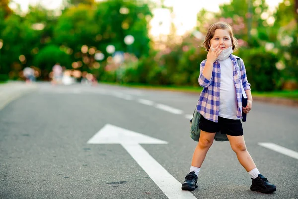 Een Schoolmeisje Staat Weg Een Geruit Shirt Een Medisch Masker — Stockfoto