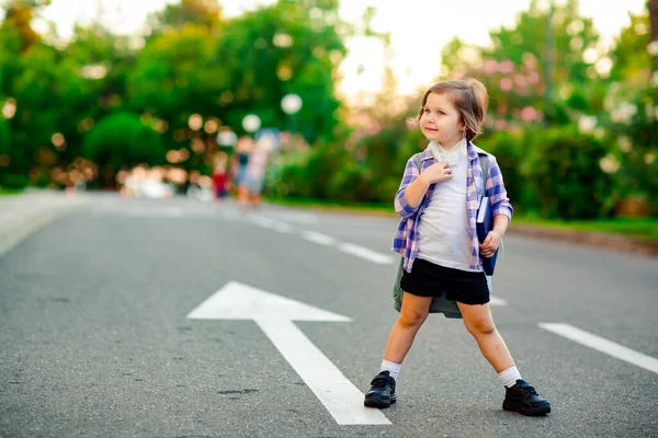 Een Schoolmeisje Staat Weg Een Geruit Shirt Een Medisch Masker — Stockfoto