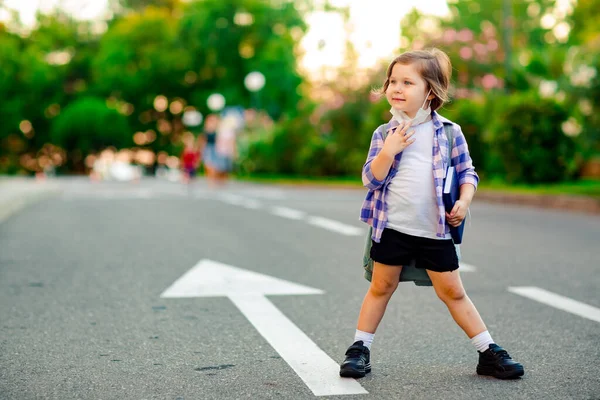 Een Schoolmeisje Staat Weg Een Geruit Shirt Een Medisch Masker — Stockfoto