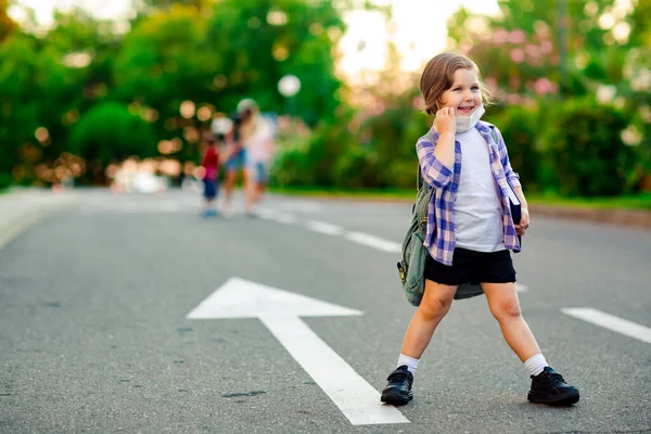 Een Schoolmeisje Staat Weg Een Geruit Shirt Een Medisch Masker — Stockfoto