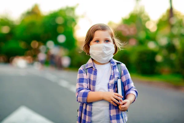 Ein Schulmädchen Steht Kariertem Hemd Und Medizinischer Maske Auf Der — Stockfoto