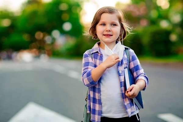 Une Écolière Est Debout Sur Route Dans Une Chemise Carreaux — Photo