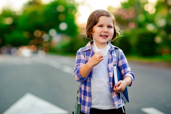 Школярка Стоїть Дорозі Плетеній Сорочці Медичній Масці Шкільним Джинсовим Рюкзаком — стокове фото