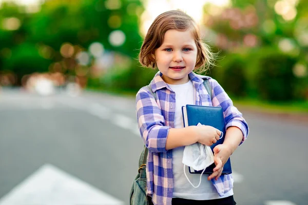 Een Schoolmeisje Staat Weg Een Geruit Shirt Een Medisch Masker — Stockfoto