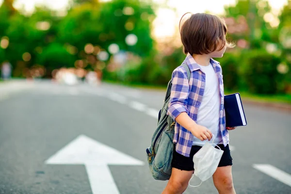 Una Studentessa Piedi Sulla Strada Con Una Camicia Quadri Una — Foto Stock