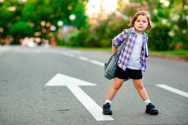 Una Studentessa Piedi Sulla Strada Con Una Camicia Quadri Una — Foto Stock