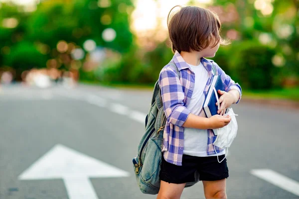 Una Studentessa Piedi Sulla Strada Con Una Camicia Quadri Una — Foto Stock