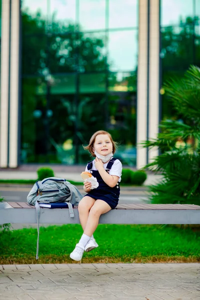 Una Colegiala Cerca Escuela Sienta Banco Come Sándwich Una Máscara — Foto de Stock