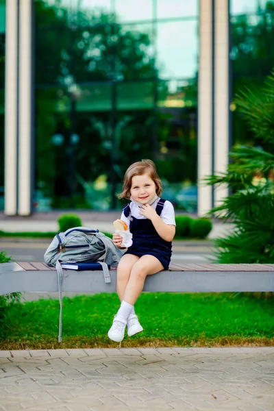 Ein Kleines Schulmädchen Sitzt Der Nähe Der Schule Auf Einer — Stockfoto