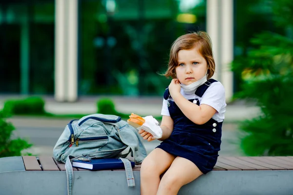 Een Klein Schoolmeisje Buurt Van School Zit Een Bank Eet — Stockfoto