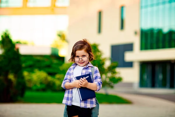 Una Bella Bambina Una Studentessa Con Gli Occhiali Piedi Vicino — Foto Stock