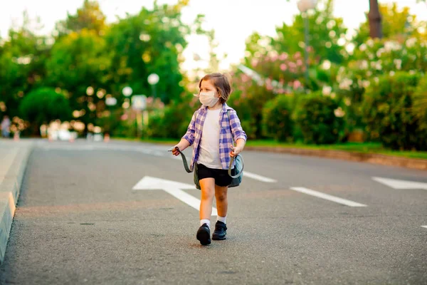 Une Petite Fille Chemise Carreaux Une Écolière Debout Sur Route — Photo
