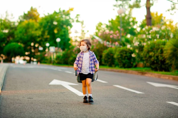Маленька Дівчинка Плетеній Сорочці Школярка Стоїть Дорозі Рюкзаком Тримає Руках — стокове фото