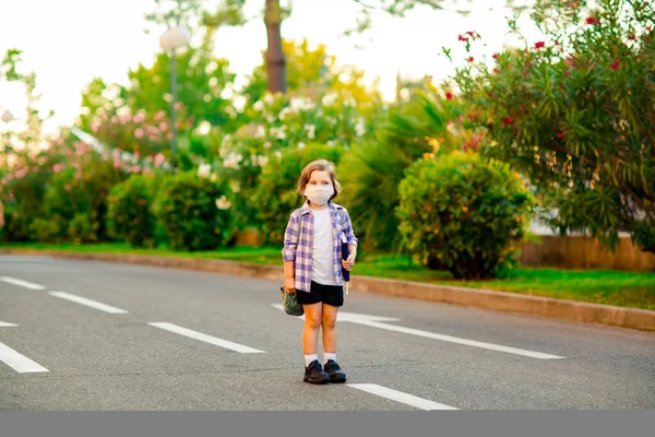 Uma Menina Uma Camisa Xadrez Uma Estudante Está Estrada Com — Fotografia de Stock