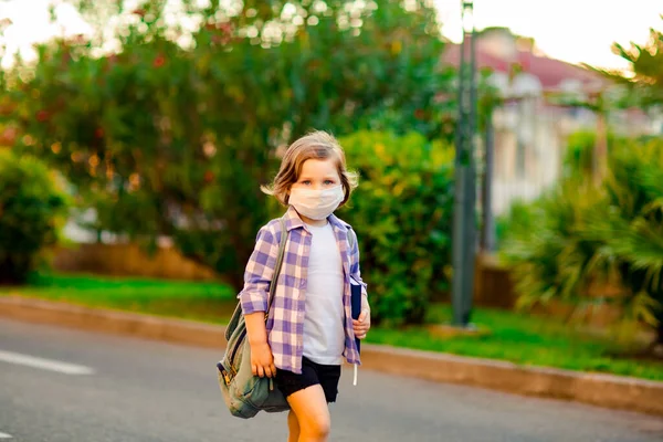 Uma Menina Uma Camisa Xadrez Uma Estudante Está Estrada Com — Fotografia de Stock