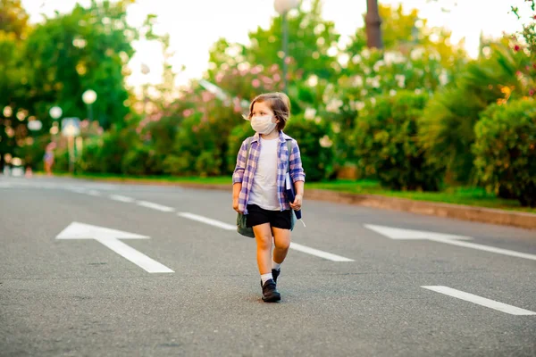 Una Bambina Con Una Camicia Quadri Una Scolaretta Piedi Sulla — Foto Stock