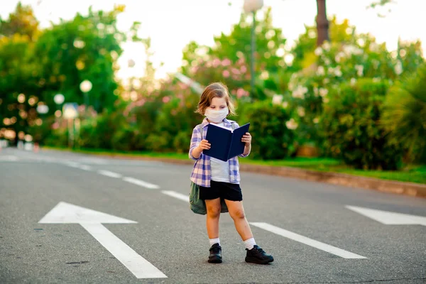 Una Bambina Con Una Camicia Quadri Una Scolaretta Piedi Sulla — Foto Stock