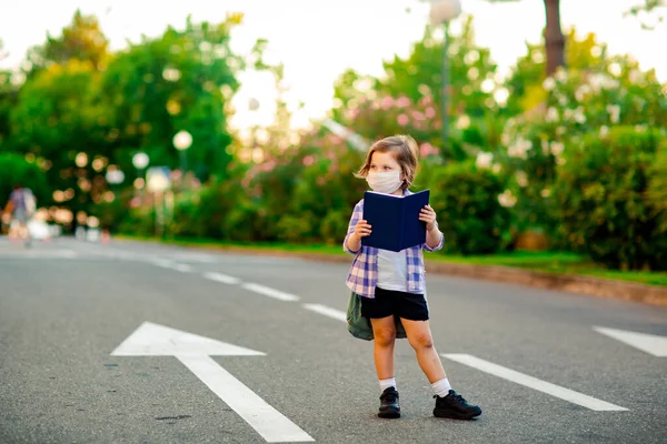 Een Klein Meisje Een Geruit Shirt Een Schoolmeisje Staat Weg — Stockfoto