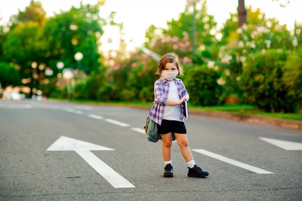 Маленька Дівчинка Плетеній Сорочці Школярка Стоїть Дорозі Рюкзаком Тримає Руках — стокове фото