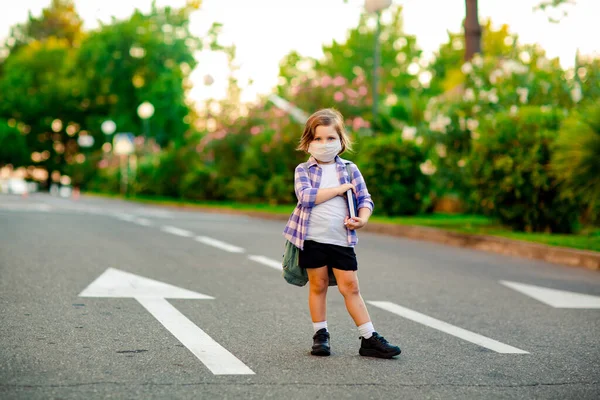 Uma Menina Uma Camisa Xadrez Uma Estudante Está Estrada Com — Fotografia de Stock