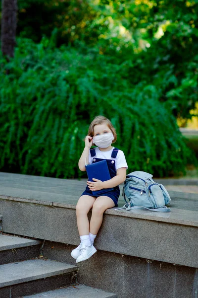 Uma Menina Bonita Uma Estudante Senta Fora Escola Durante Dia — Fotografia de Stock